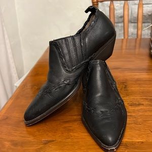 Sabree size 8 black booties “Joan”. Leather upper. Made in Brazil.